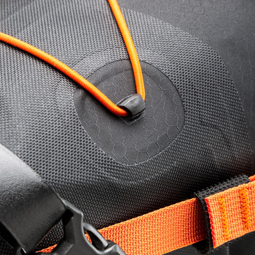 Détail fixation sacoche de selle étanche Ortlieb Seat-Pack 11-16,5L pour bikepacking et aventures vélo