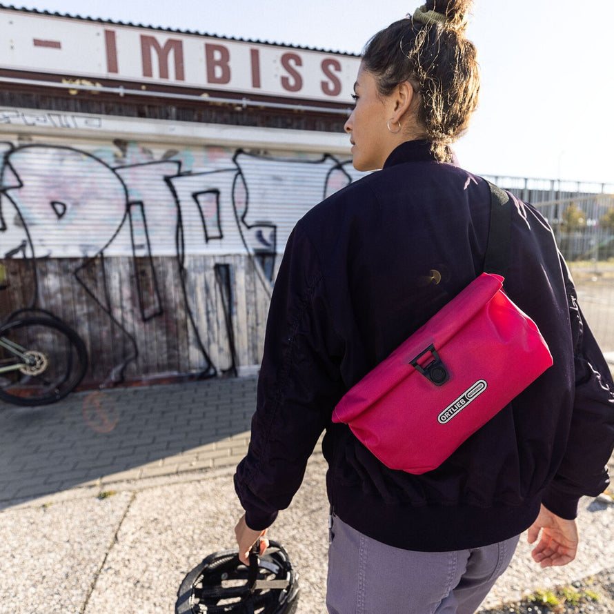 Sacoche banane rose Ortlieb Velo-Sling Flex Bar-Lock, étanche et pratique pour cyclisme urbain