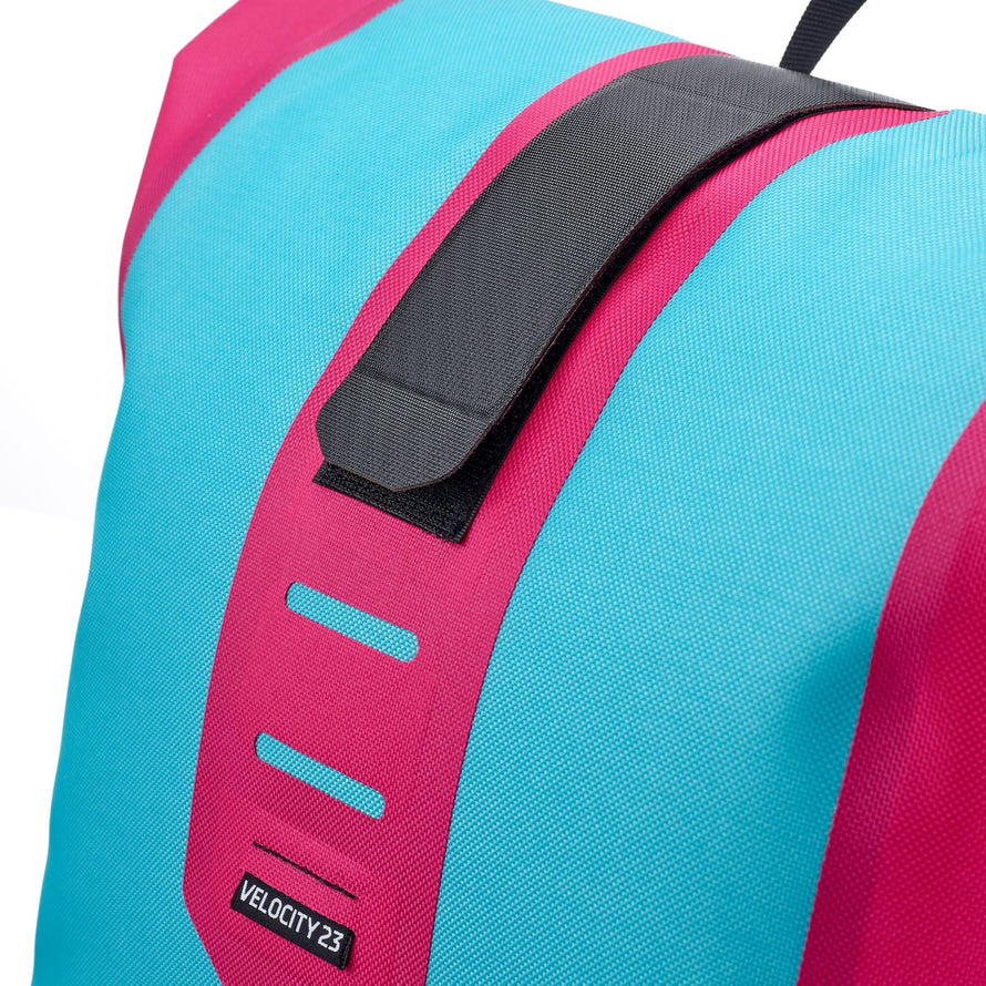 Détail sac à dos vélo étanche Ortlieb Velocity Lite 23L en bleu et rose, robuste et design urbain
