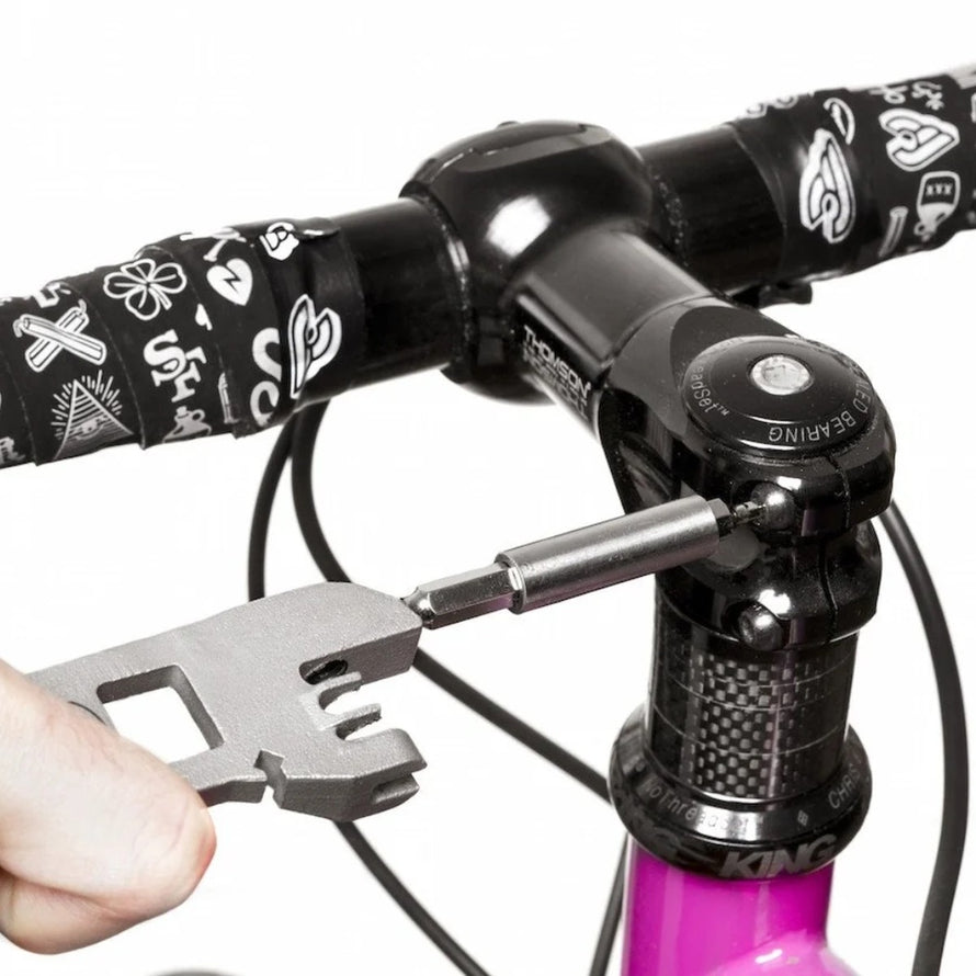 Outil multi-fonction The Nutter cuir marron Full Windsor pour vélo, idéal pour réparations rapides et entretien