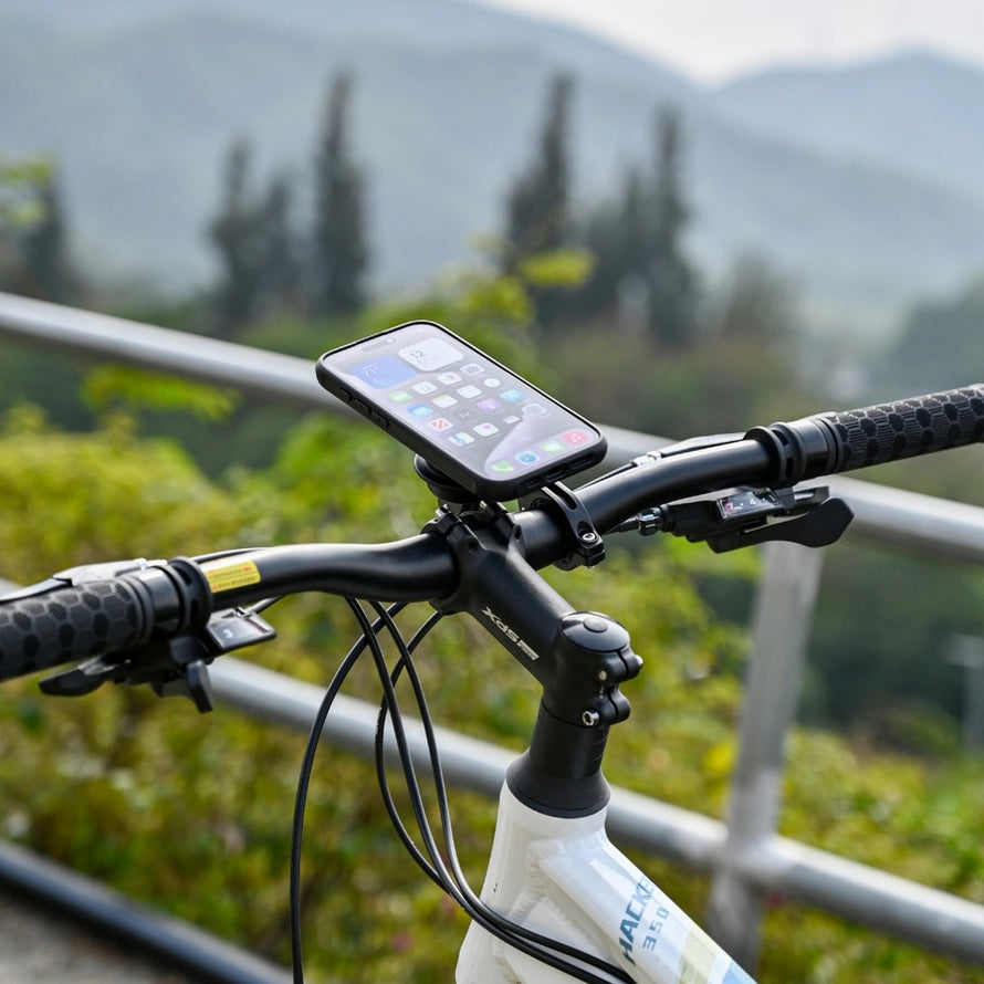 Support smartphone Outplorer QB01 fixé sur guidon de vélo pour un accès rapide et sécurisé en déplacement
