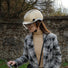 Casque velo Overade Life beige avec visiere LED, clignotants et frein stop pour securite et style urbain