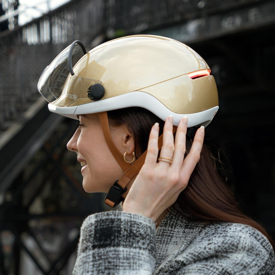 Casque vélo Overade Life beige avec visière LED, clignotants intégrés et frein stop pour sécurité urbaine