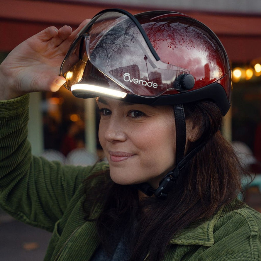 Casque Overade Life rouge avec visiere lumineuse, clignotants LED et frein stop pour securite cycliste urbaine