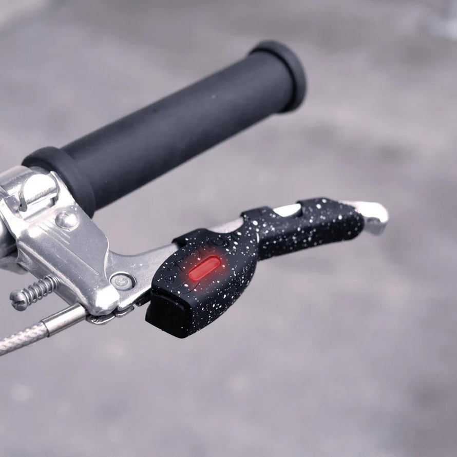 Casque Overade Life avec visiere LED, clignotants et frein stop pour une securite maximale a velo