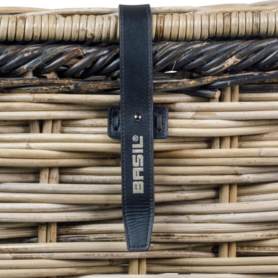 Panier vélo avant en rotin Basil Dijon avec couvercle et fermeture en cuir noir, idéal pour transporter vos affaires
