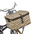 Panier avant en rotin Basil Dijon avec couvercle et fermeture noire, parfait pour vélo urbain et balades