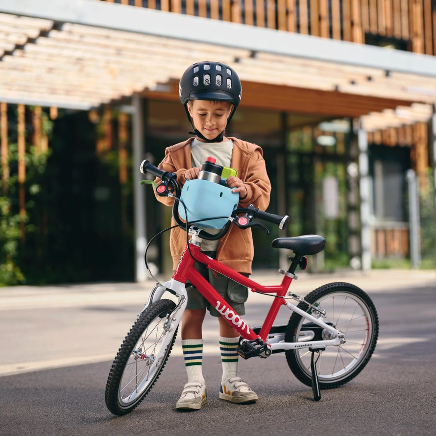 Panier velo enfant woom pop bleu pastel sur guidon avec gourde, pratique pour balades et jeux en plein air