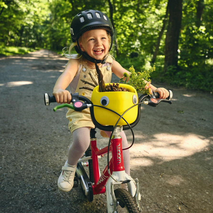 Panier velo enfant Woom POP jaune vif sur guidon avec fleurs, leger et facile a fixer pour balades a velo