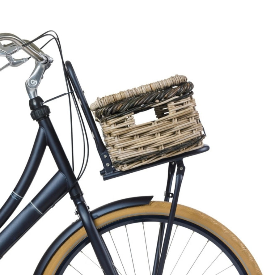 Panier avant en rotin Basil Dijon avec couvercle, parfait pour vélo urbain et transport léger
