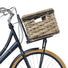 Panier vélo avant en rotin Basil Dijon avec couvercle noir, élégant et pratique pour vélo urbain
