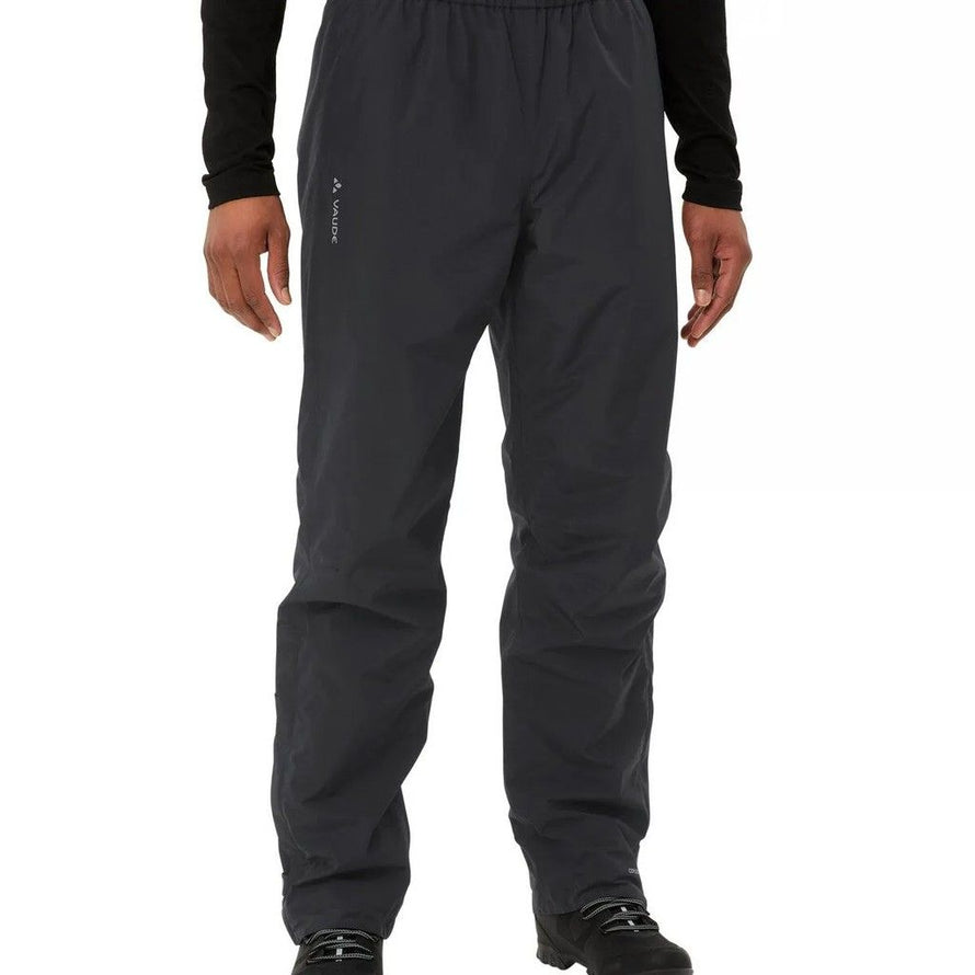 pantalon de pluie chaud vaude escape bike warm porte par un cycliste urbain, impermeable et ideal pour le velotaf par temps de pluie