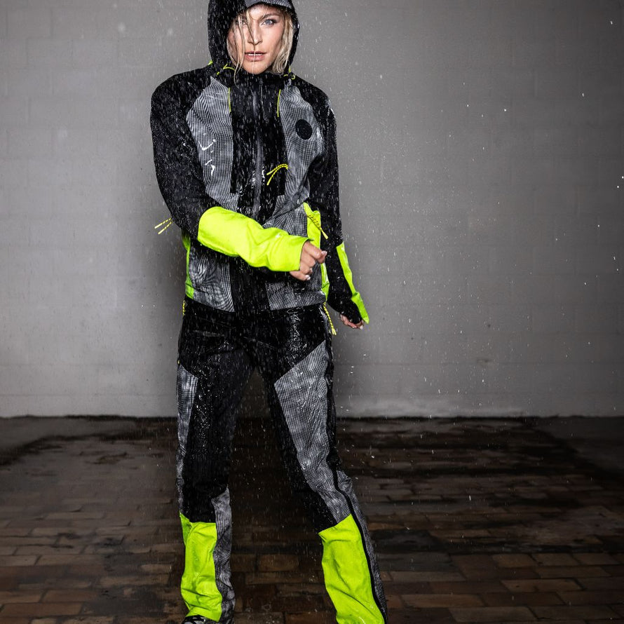Cycliste en ensemble vélo Wowow Etna, vêtement technique et étanche, au style sobre et élégant, conçu pour affronter la pluie avec confort.