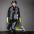 Pantalon vélo Wowow Etna, vêtement étanche et réfléchissant au style sobre et technique, idéal pour circuler confortablement sous la pluie.