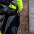 Pantalon de pluie vélo Wowow Etna, modèle technique, étanche et réfléchissant, à la fois sobre, confortable et élégant pour les trajets urbains.