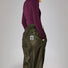 Détail du pantalon Rainkiss Herringbone, motif élégant à chevrons et logo Rainkiss à l’arrière, alliance parfaite entre mode et fonctionnalité pour les jours de pluie.