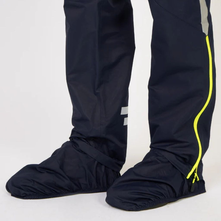 Bas de pantalon Urban Circus Iyuc avec fermeture éclaire latérale et surchaussures intégrées pour protéger les pieds sous la pluie.