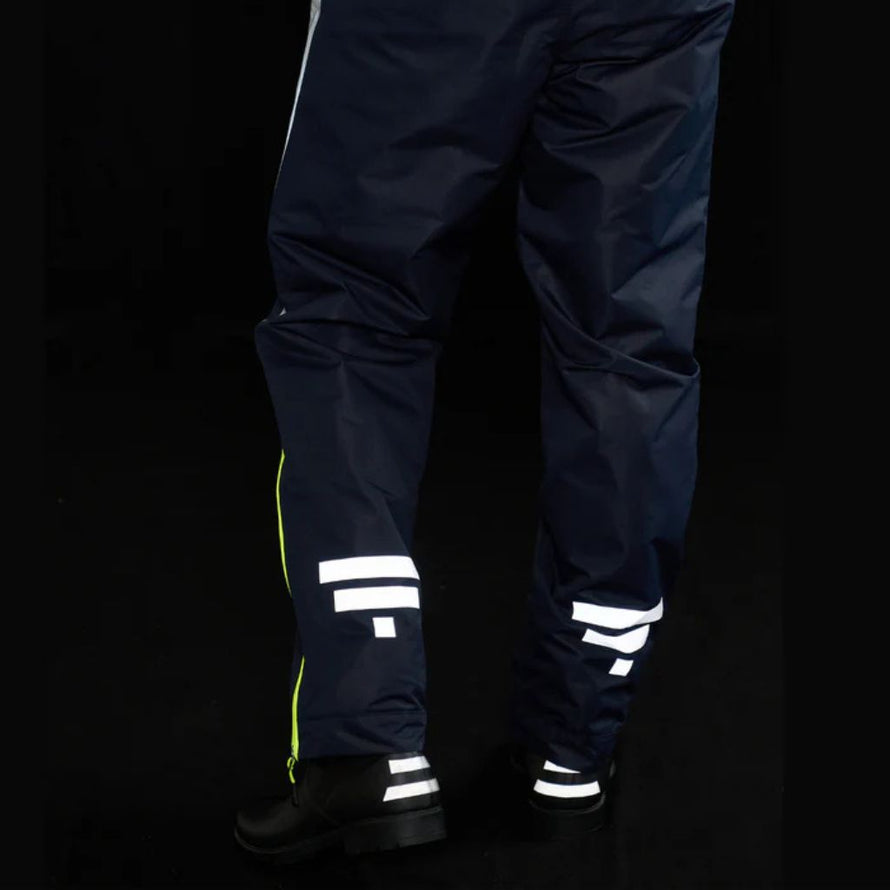 Pantalon imperméable Urban Circus Iyuc vu de dos, avec éléments réfléchissants haute visibilité pour le vélotaf nocturne.