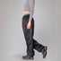 Pantalon de pluie Rainkiss Back to Black, coupe ample et moderne, idéal pour se protéger élégamment des averses en ville.