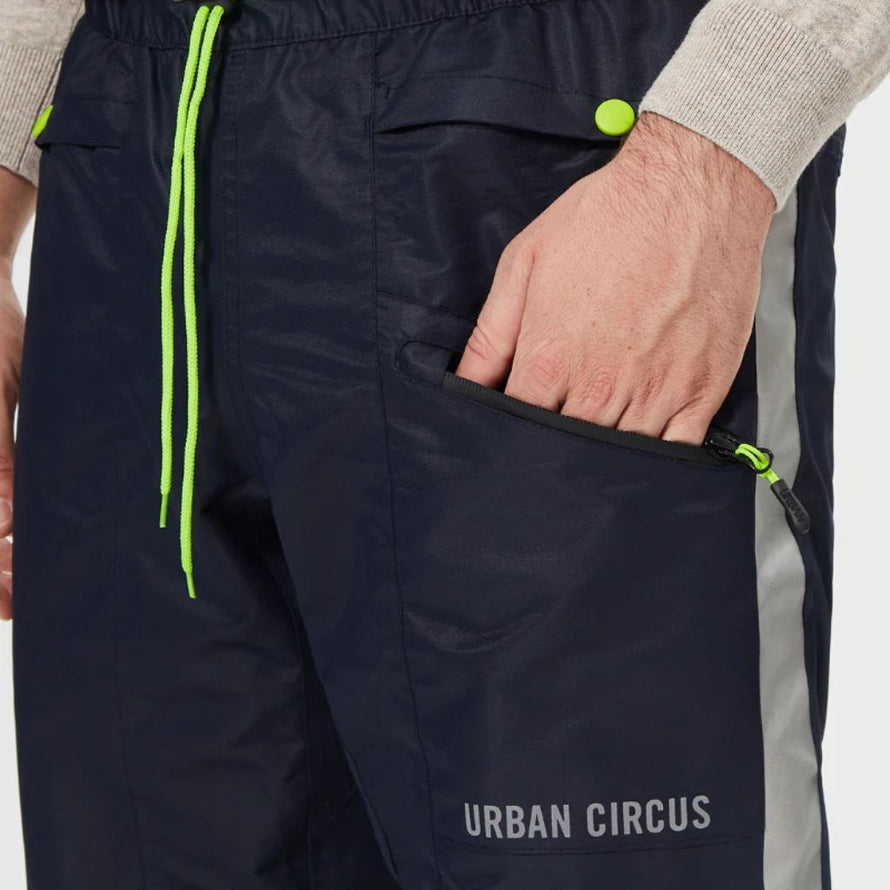 Poche latérale du pantalon Urban Circus Iyuc avec zip étanche, pratique pour transporter clés ou téléphone.