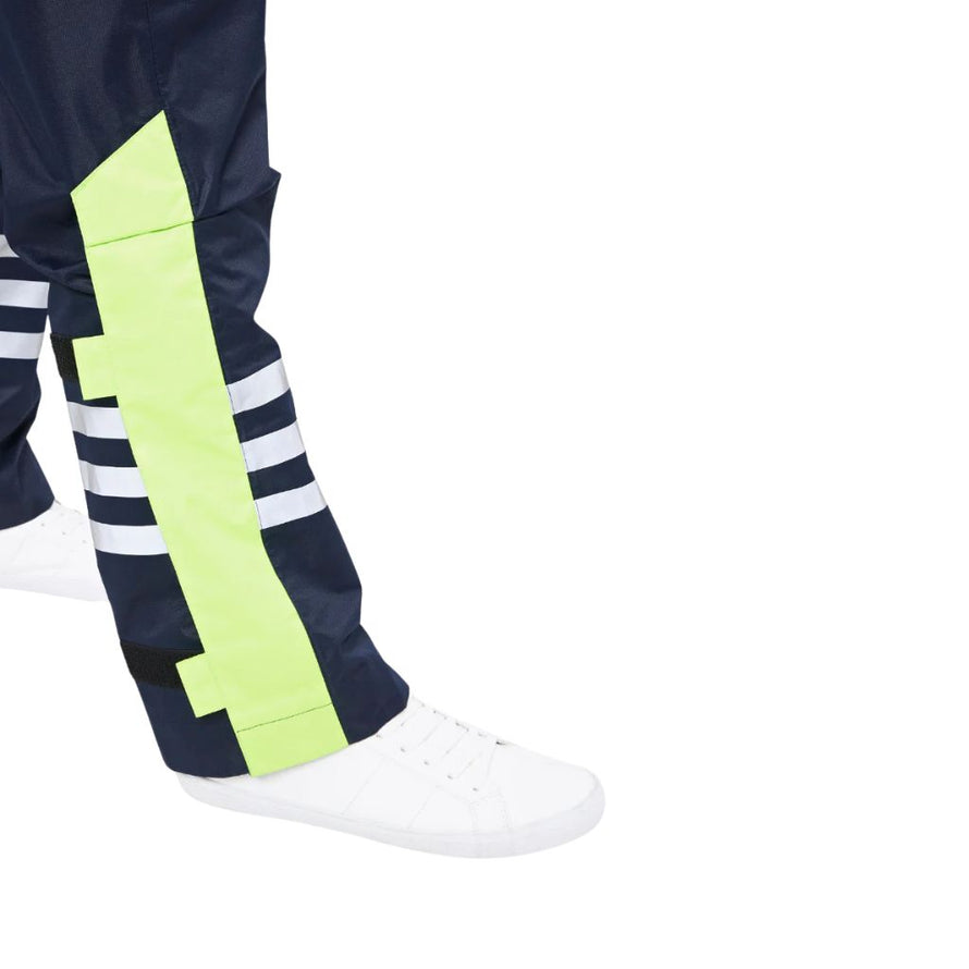 zoom détail fluorescent du pantalon de pluie vélo urban circus bleu