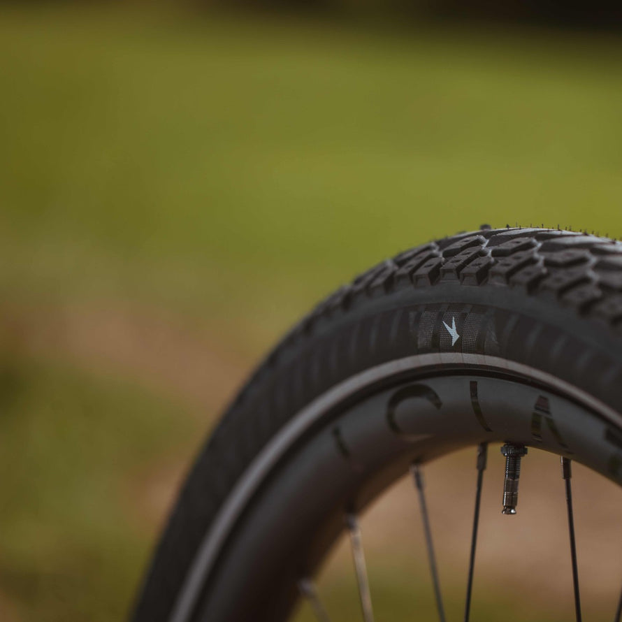 Pneu Schwalbe Marathon Mondial 700 28 pouces Raceguard avec adhérence et protection renforcée pour cyclistes exigeants