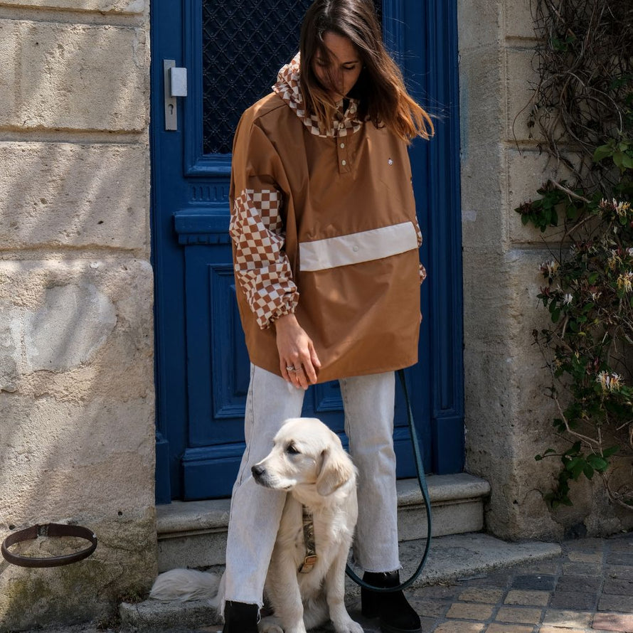 Poncho de pluie court Poule Party Damier Marron vélo déperlant recyclé pratique unisexe coordonné élégant