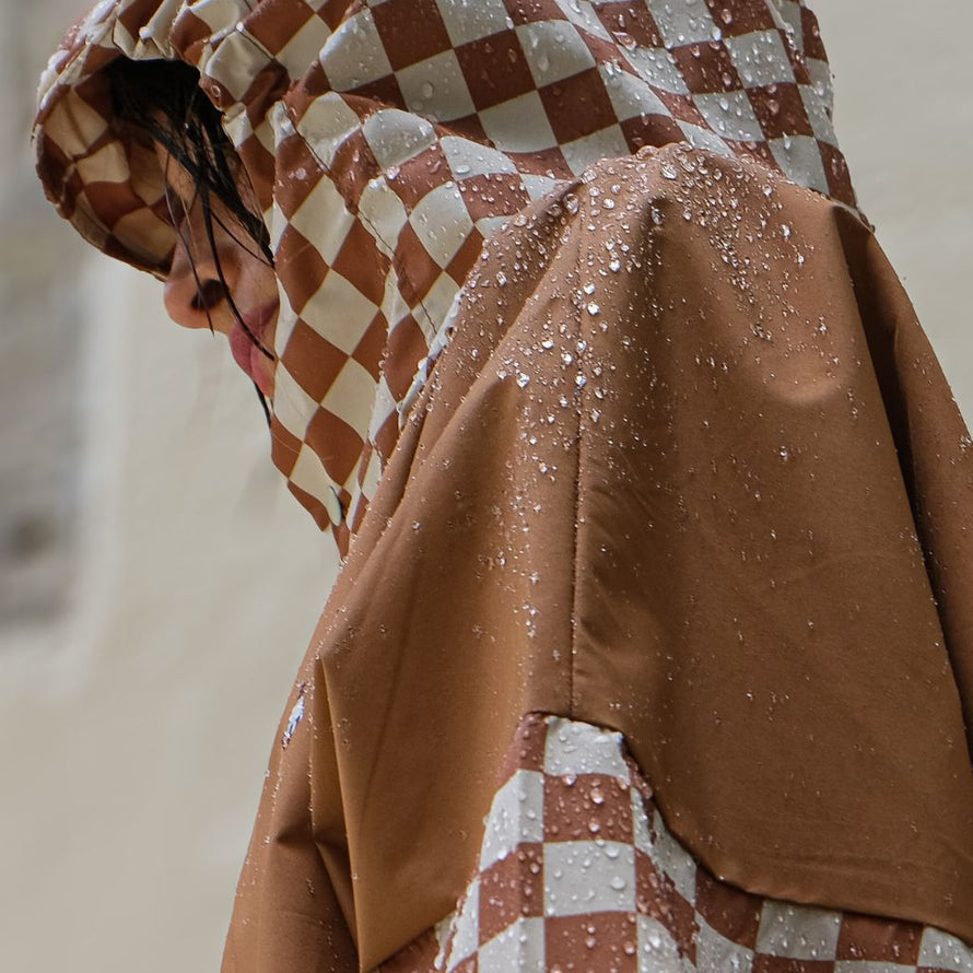 Poncho de pluie court Poule Party Damier Marron vélo déperlant recyclé urbain pratique unisexe coordonné élégant capuche
