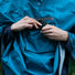 Cape de pluie cycliste bleu The Peoples Poncho poche avant