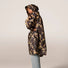 Poncho de pluie Rainkiss Camo, motif camouflage beige et brun, parfait pour rester au sec avec style lors des trajets à vélo.