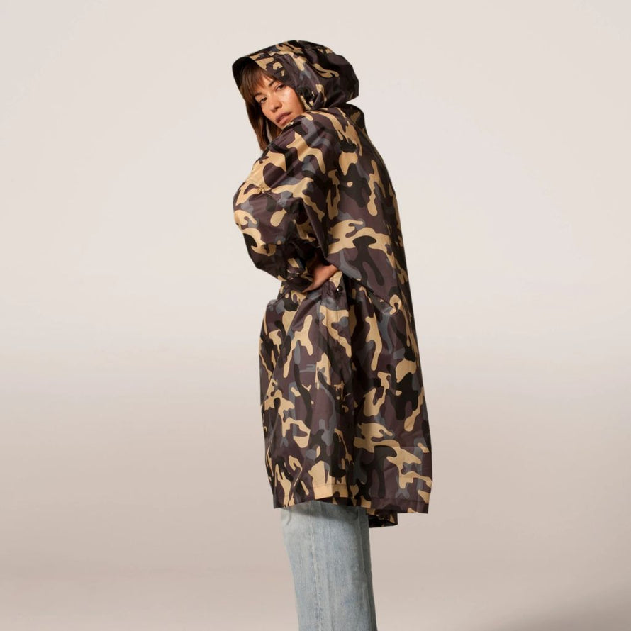Poncho de pluie Rainkiss Camo, motif camouflage beige et brun, parfait pour rester au sec avec style lors des trajets à vélo.