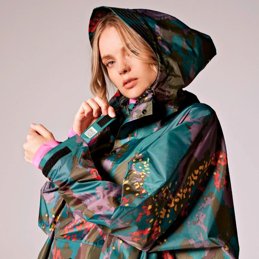 Détail du poncho imperméable Rainkiss Digi Forest Camo, motif coloré inspiré de la nature, design contemporain et capuche ajustable.