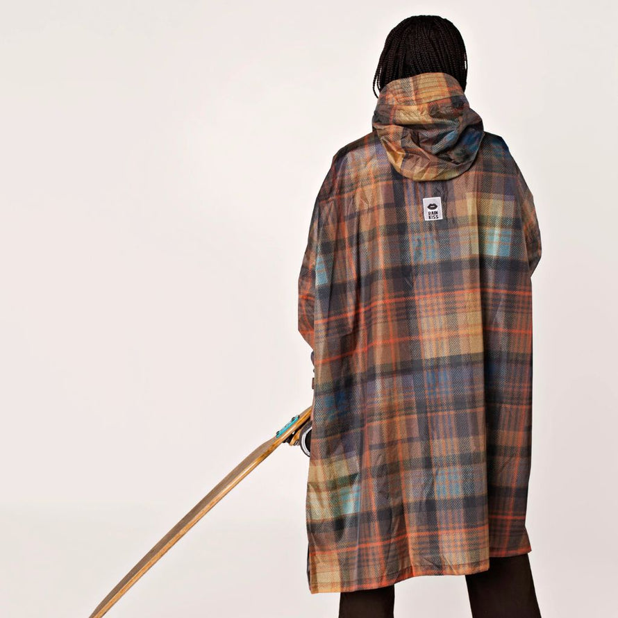 Poncho de pluie Rainkiss Tartan, motif écossais revisité aux tons chauds, parfait pour un style intemporel et élégant sous la pluie