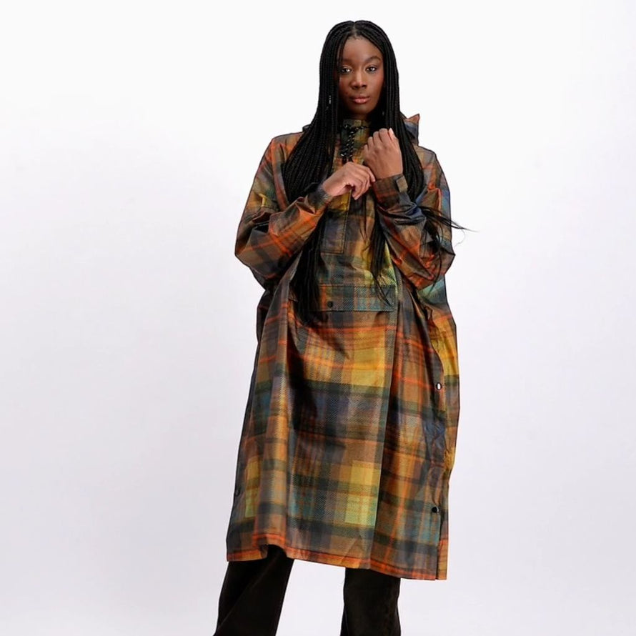 Vue avant du poncho imperméable Rainkiss Tartan, design classique à carreaux et coupe moderne, alliant confort et protection pour le vélotaf