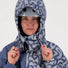 Femme serrant la capuche du poncho Romea Urban Circus pour vélo 
