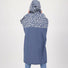 Femme de dos portant un poncho de pluie réfléchissant avec capuche pour vélo Romea Urban Circus bleu