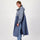 Femme portant un poncho de pluie réfléchissant avec capuche pour vélo Romea Urban Circus bleu 
