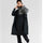 Hommeportant un poncho de pluie réfléchissant avec capuche pour vélo Romea Urban Circus noir