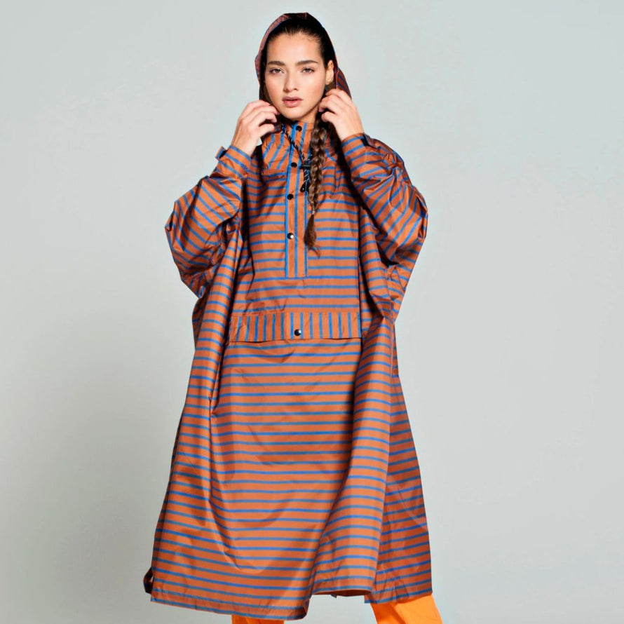 Poncho Rainkiss Breton Blue, imprimé rayé bleu et brun, alliance réussie entre mode, confort et protection contre la pluie