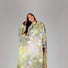 Poncho de pluie vélo recyclé Rainkiss avec motif abstrait coloré, imperméable et écologique pour cyclistes urbains.