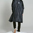 Poncho de pluie vélo recyclé Rainkiss modèle noir à motifs discrets, protection imperméable et durable pour cyclistes urbains