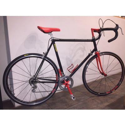 Porte bidon sur cadre de vélo rouge en aluminium anodisé - #2