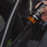 Application du lubrifiant E-Bike lube sur une chaine de VAE