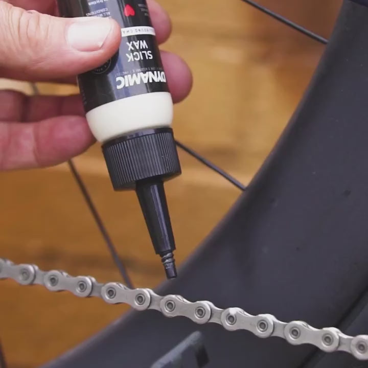 Application de la cire sur une chaine vélo