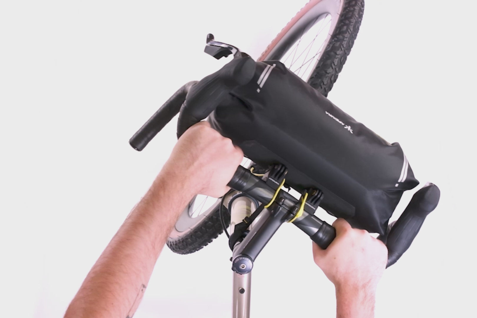 Utilisation sacoche guidon bikepacking avec equipement transporte