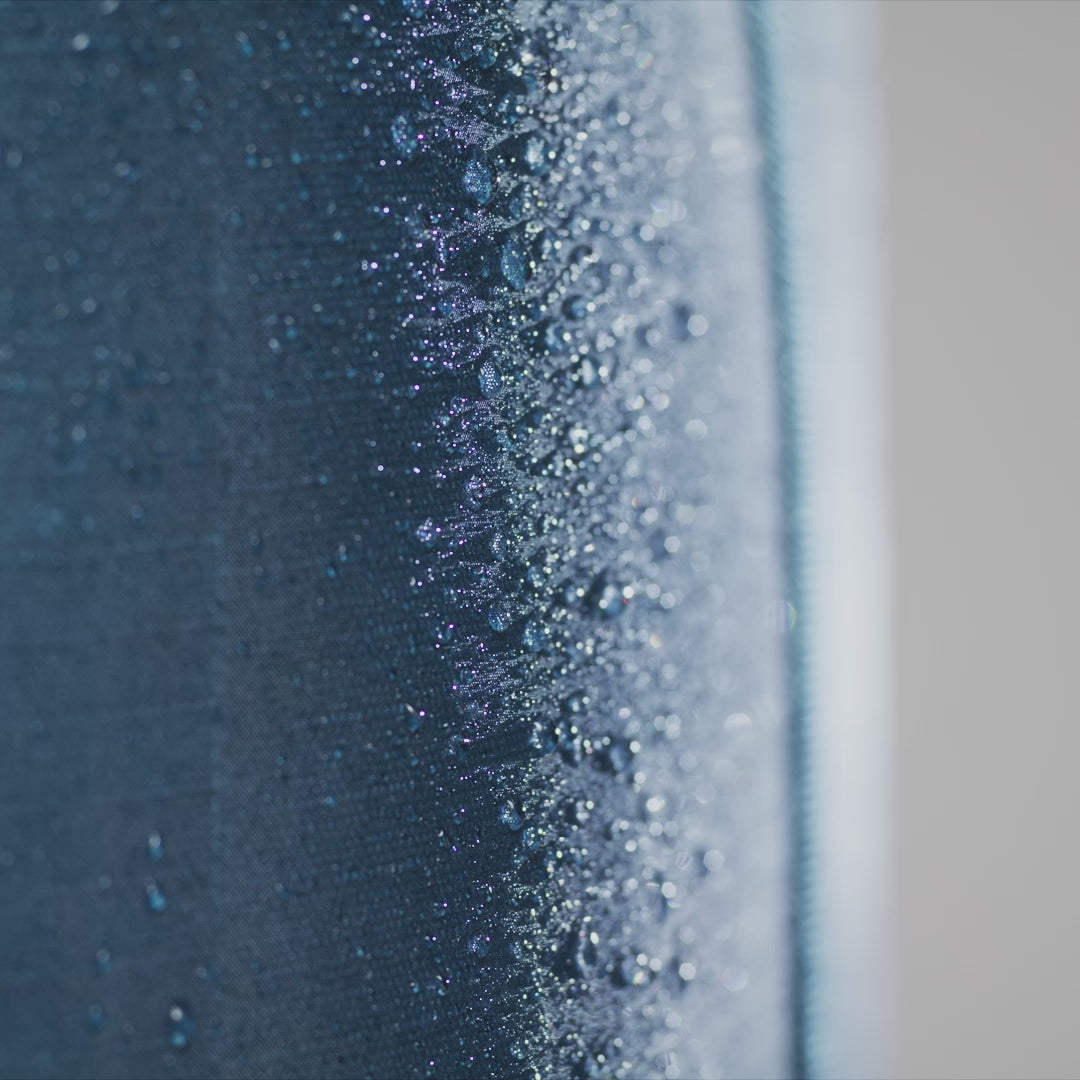 Sacoche vélo Deuter Visby fixée sur porte-bagages sous la pluie en usage vélotaf