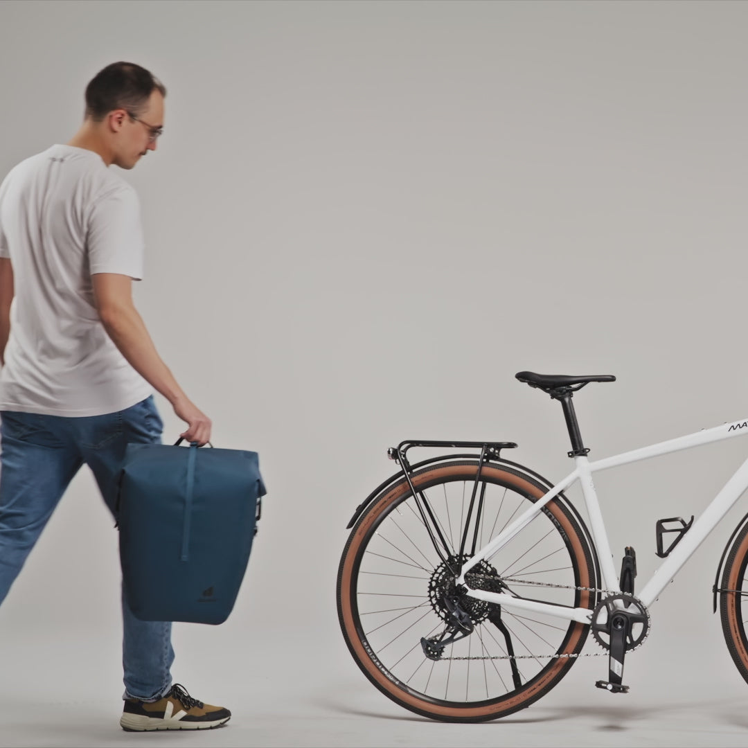 Détail du système BagFix de la sacoche Deuter Visby sur vélo urbain