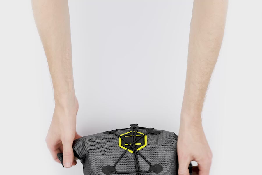 Détail de la fermeture roulée étanche de la sacoche de selle Apidura Expedition