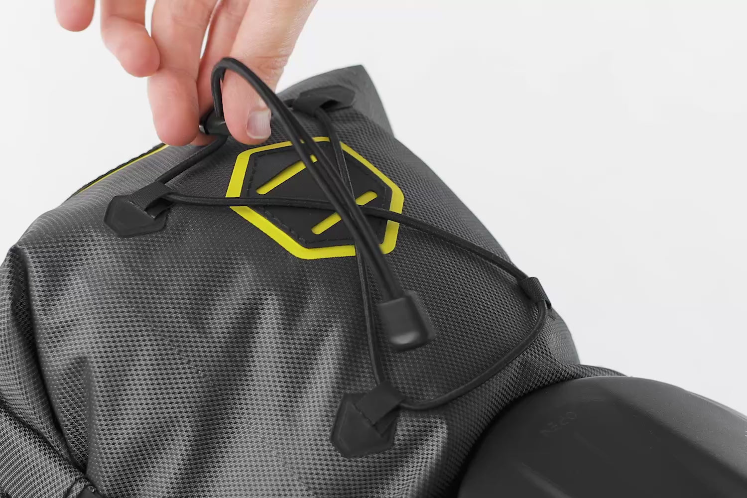 Détail des sangles de maintien de la sacoche de selle bikepacking Apidura