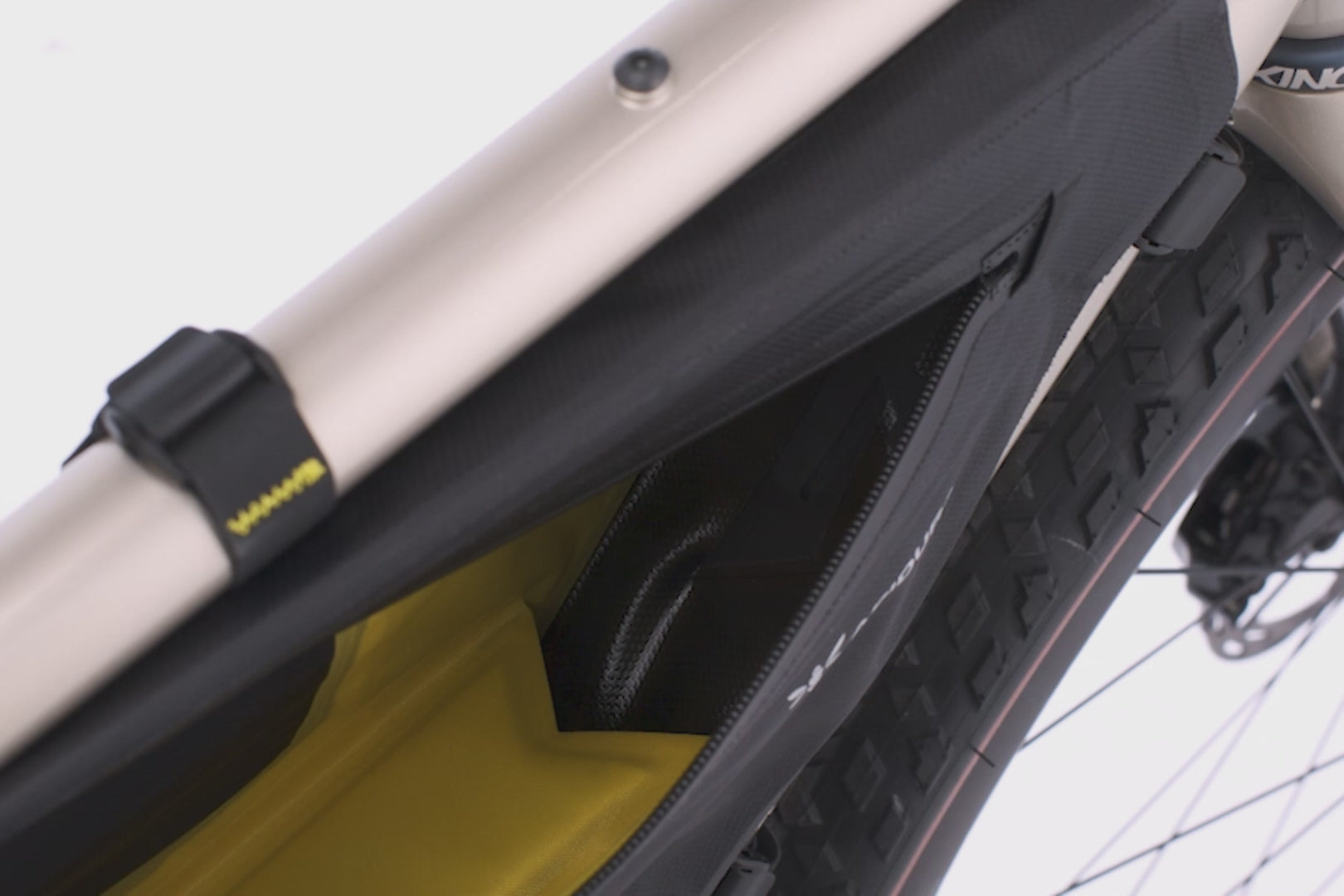 Détail sacoche cadre full frame Apidura Expedition avec fixation et intégration dans le triangle du vélo